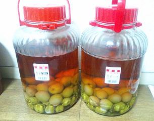 自家製梅酒熟成中.JPG